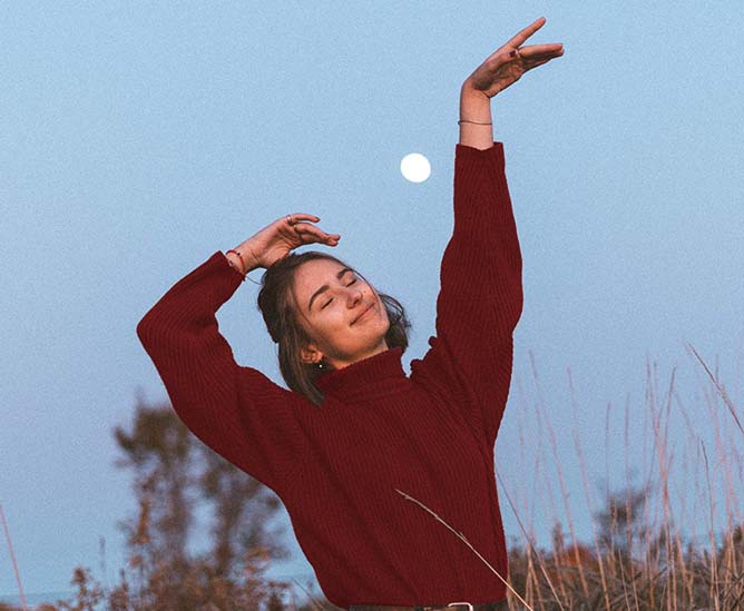 ‘Il ciclo’ della donna, tra luna, erbe e fiori